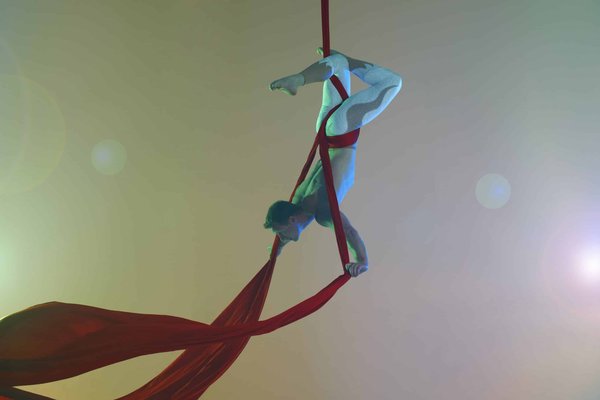 Spectacle de ruban aérien : un show hors du commun pour vos événements festifs