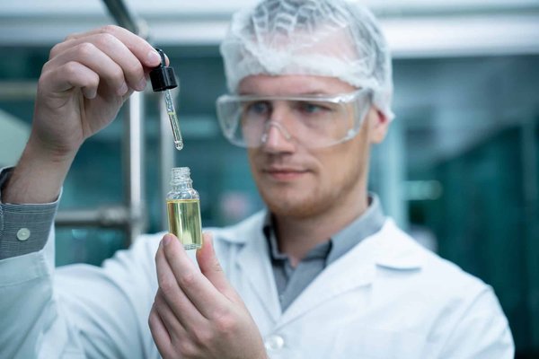 Huile de plante médicinale pressée à froid: de nombreux avantages sur votre santé