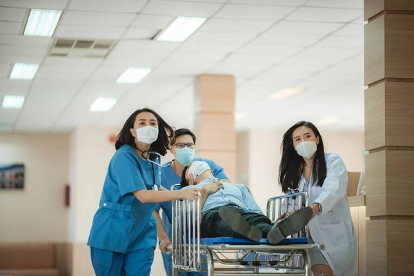 Urgence médicale à Marseille : Que faire avant l'arrivé d'un médecin de garde ?